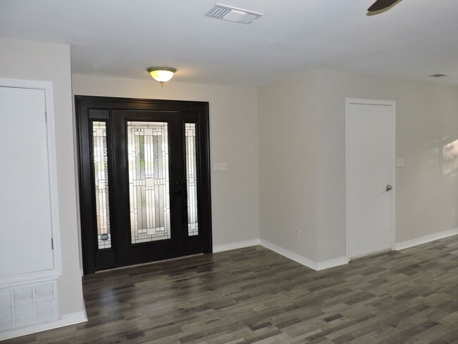 Building Photo - Convenient westside location!