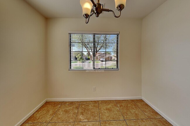 Foto del edificio - 1417 W Belmont Red Trail