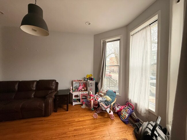 Foto del edificio - Charming 2-Bed Hardwood Haven in Chicago's Vibrant West Side!