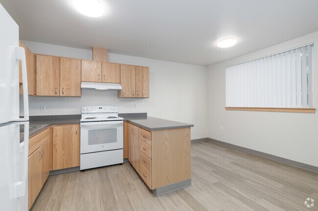 2BR, 1BA - 853SF - Kitchen - Amberwood Apartments