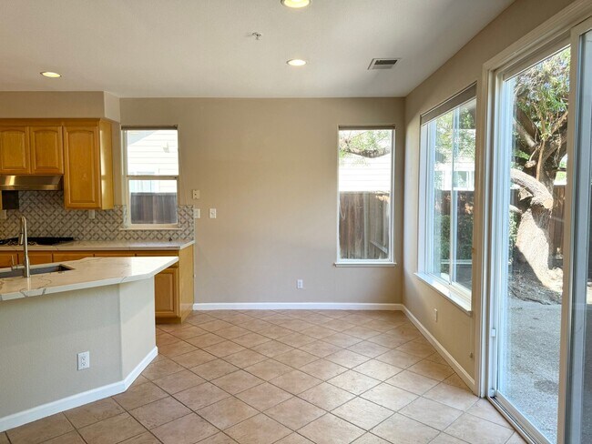 Building Photo - Perfect Shape Single Family Home in Liverm...