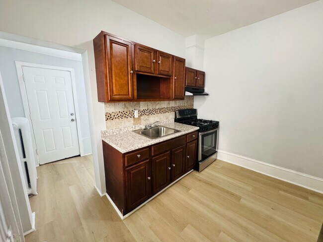 Building Photo - Renovated 3bd/1bth House with Rear yard!! ...