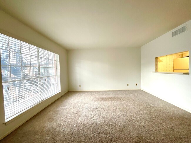 Foto del edificio - **APPLICATION RECEIVED** Charming Upstairs 1-Bedroom Condo with Great Amenities in Prime Location