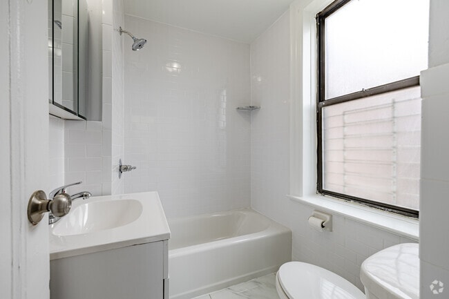 1 habitación, 1 baño - 610 pies cuadrados - Baño - Royal Court