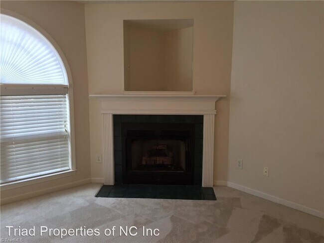 Foto del edificio - 2 br, 2 bath House - 133 James Rd. #1D