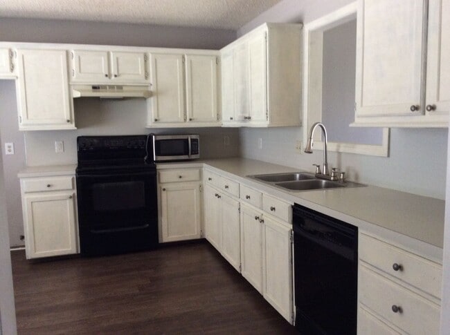 Foto del edificio - Beautiful 3/2/2 Home Available August!