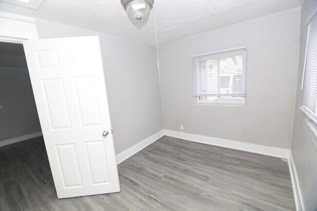 Foto del edificio - Charming 1-Bedroom and Pet-Friendly HOME w...