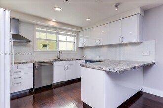 Building Photo - 623 NE 8th Ave