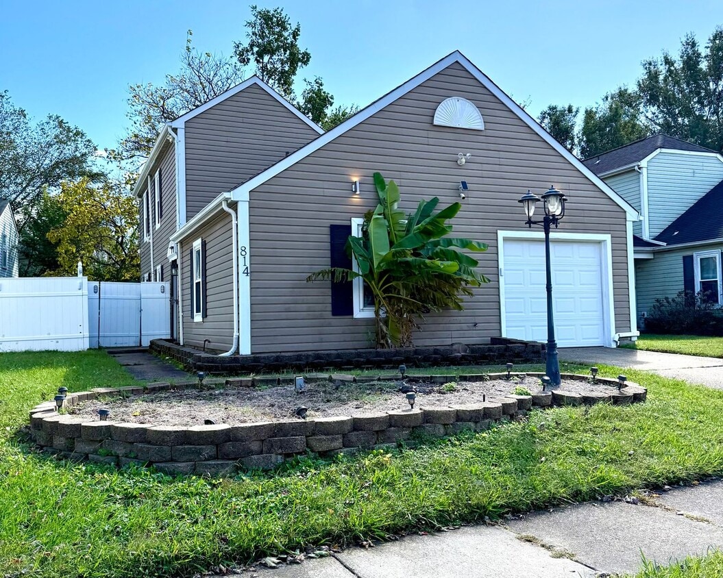 Primary Photo - Cute 3 bed 2 bath in central location READ...