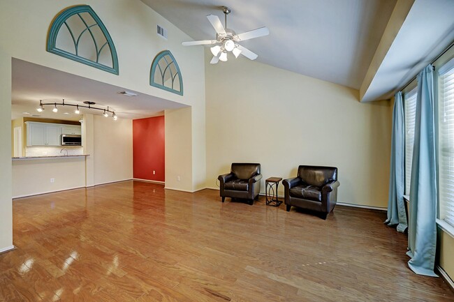 Building Photo - 826 W Heights Hollow Ln