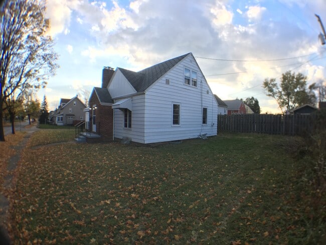 Building Photo - 1470 Brown St