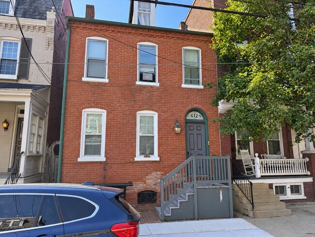 Foto del edificio - 612 E Chestnut St