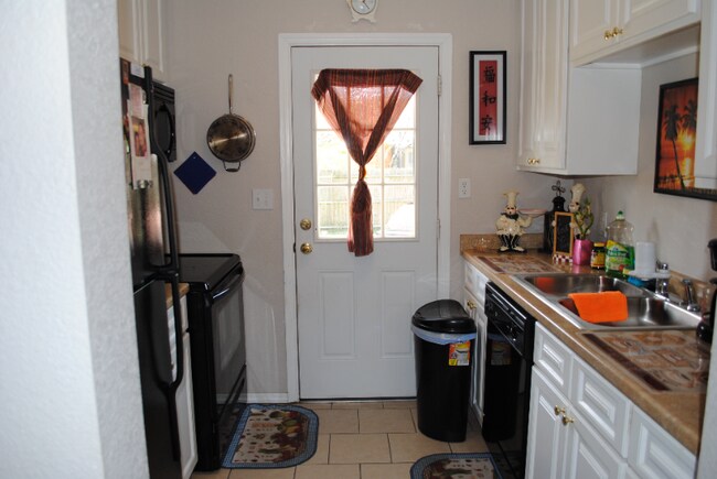 Foto del edificio - 21463 Mallory Ave