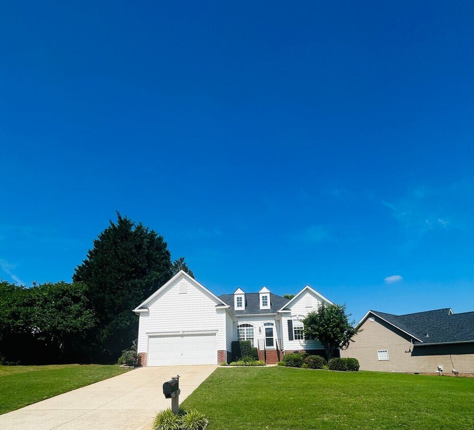 Foto principal - Charming 3-Bedroom Ranch in Greer’s Covete...