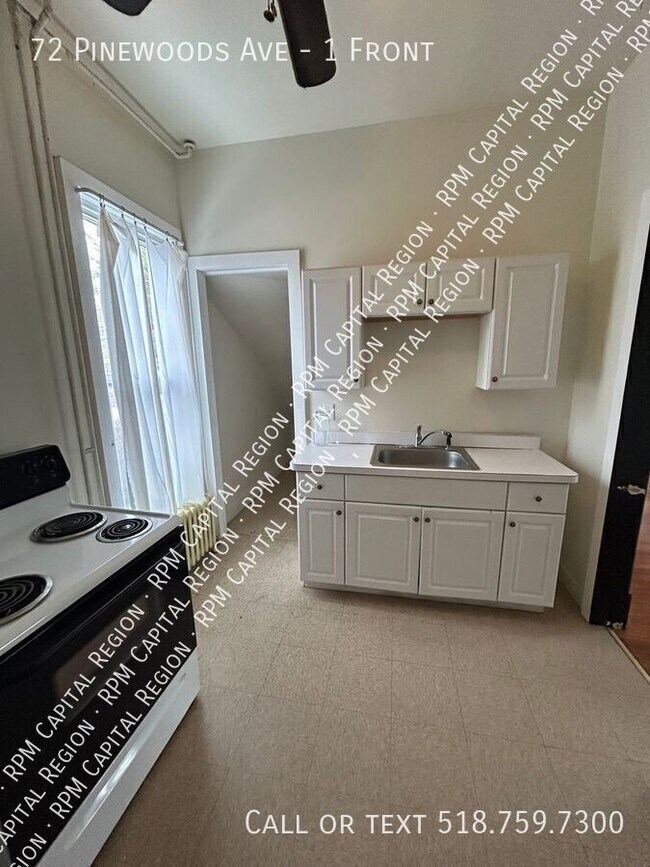 Foto del edificio - 72 Pinewoods Ave