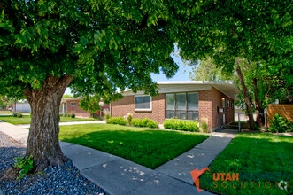 Building Photo - 1215 N Victoria Way