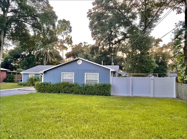 Building Photo - 122 N Oakwood Ave