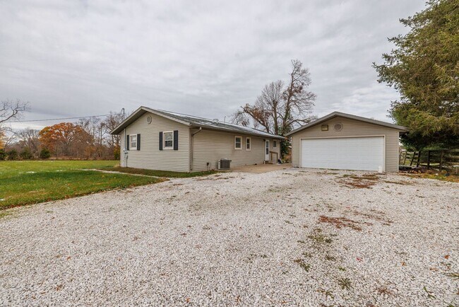Foto del edificio - Quiet 3 Bedroom Home with Detached Garage
