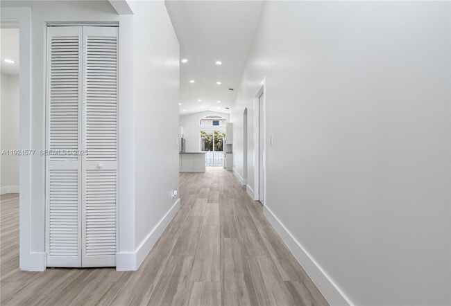 Building Photo - 15130 SW 49th Ct