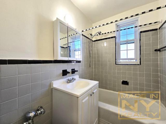 Foto del edificio - 1 bedroom in Briarwood NY 11435