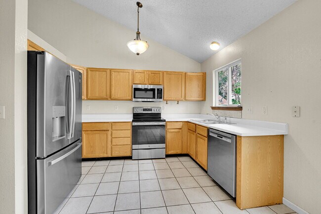 Foto del edificio - $2,895, 4 bed, 3 bath, located in Westmins...