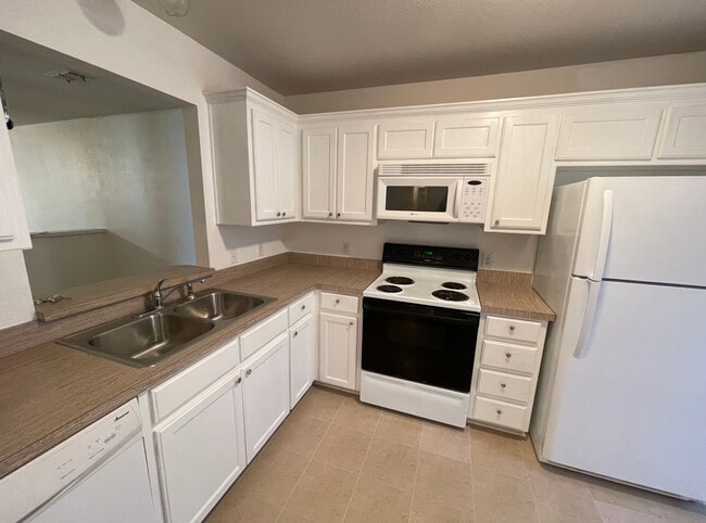 Photo - 101 S 1st St (Sanger, TX) Townhome