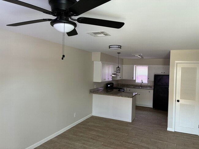 Foto del edificio - 3001 E Price St