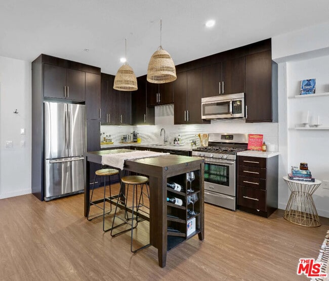 Foto del edificio - 5825 Camerford Ave