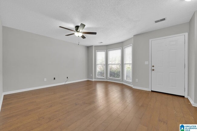 Foto del edificio - 5181 Falling Creek Ln