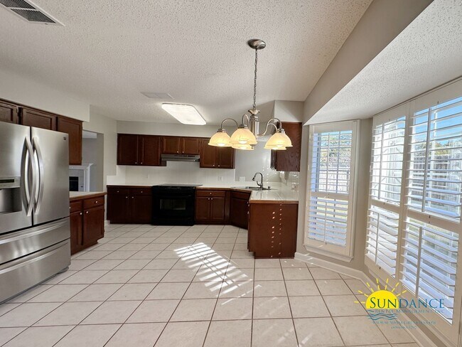 Foto del edificio - Stunning 4 Bedroom Mary Esther Home, minut...