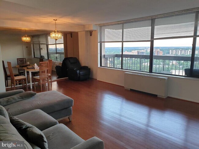 Foto del edificio - 3705 S George Mason Dr