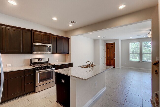 Foto del edificio - 13800 Lyndhurst St