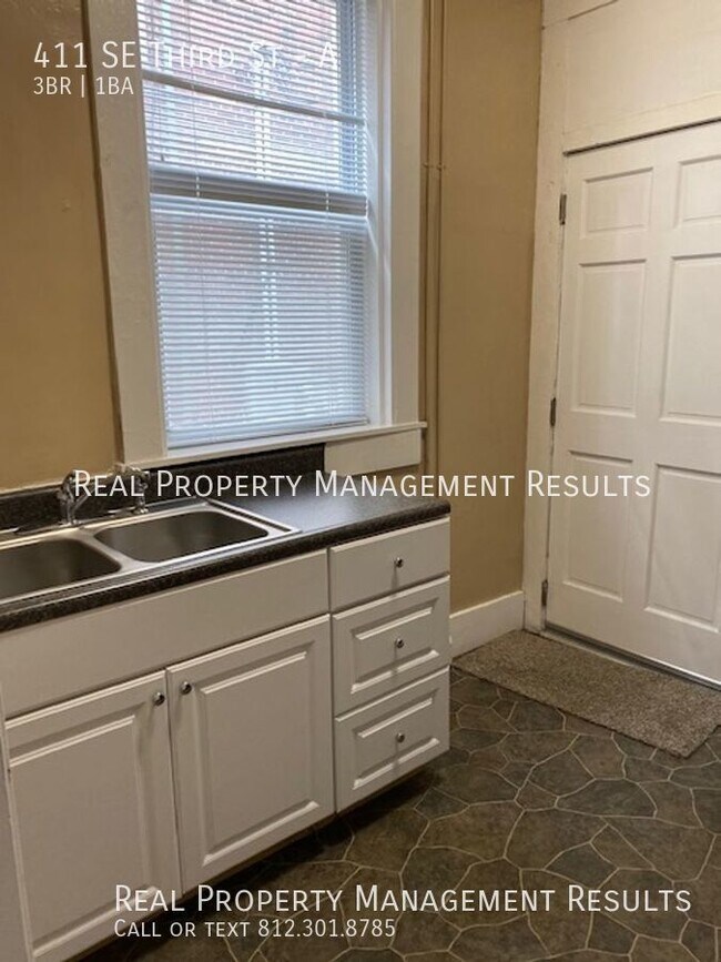 Building Photo - 411 SE Third St-A