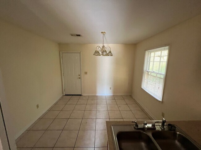 Foto del edificio - 120 Mitchell Cir