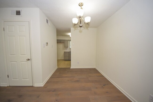 Building Photo - MUST SEE Luxury Condo in the heart of Midt...