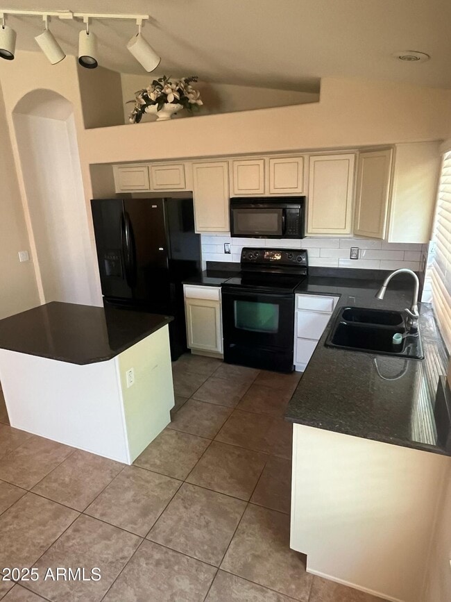 Building Photo - 2213 W Madre Del Oro Dr