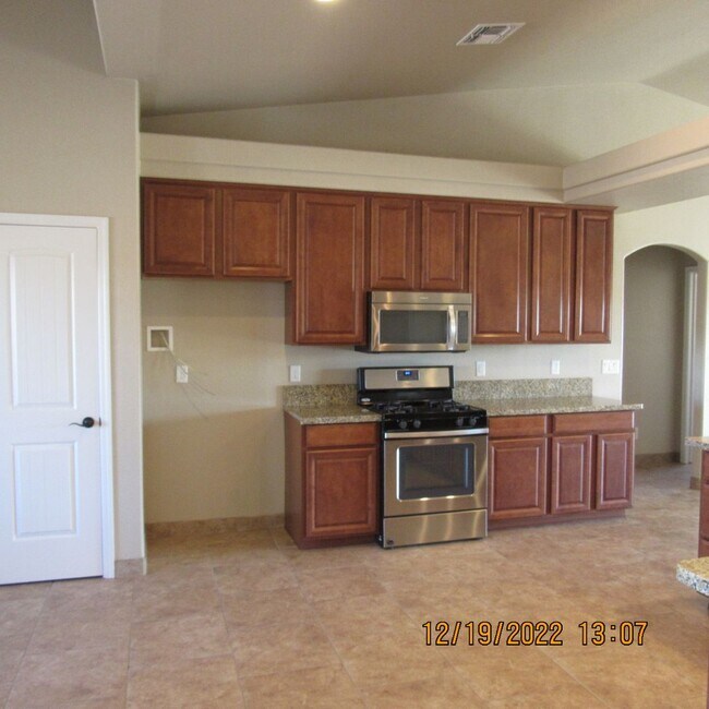 Building Photo - 3bd, 2 bath, 3 car with RV