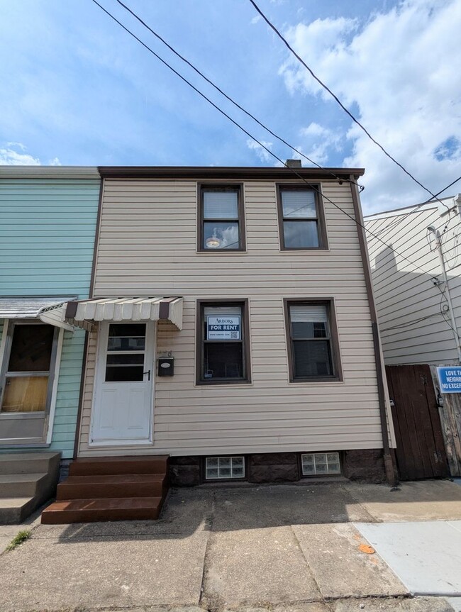 Building Photo - 146 S 16th St