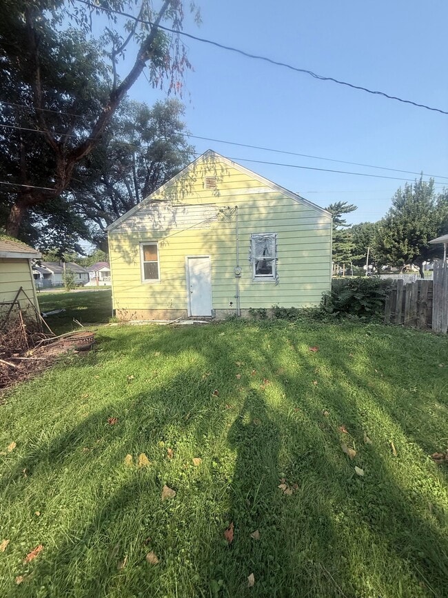 Building Photo - 1746 N Woodford St