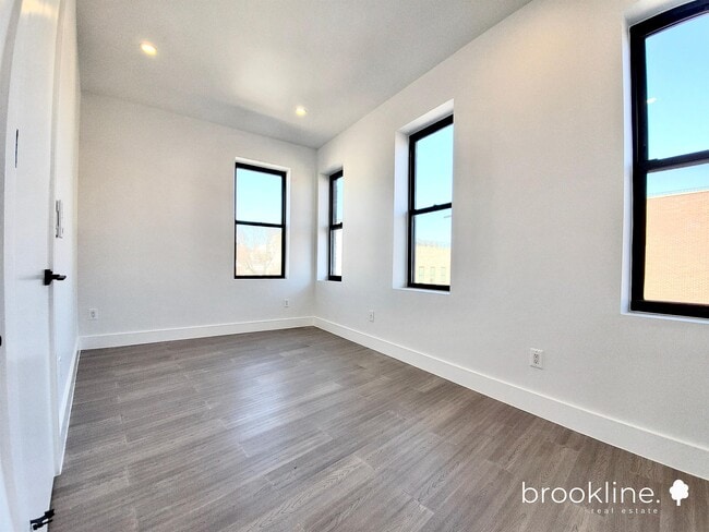 Building Photo - 1271 Willoughby Ave