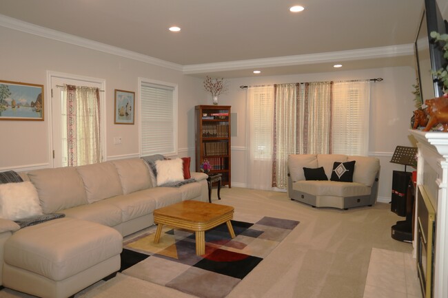 Building Photo - 3059 Bellevue Way NE