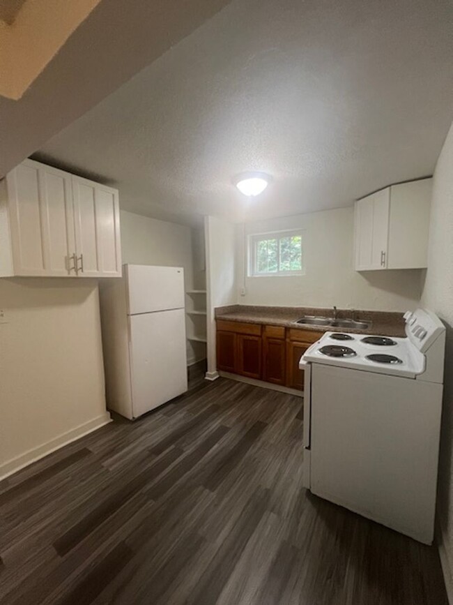 Building Photo - Newly Remodeled 2 Bedroom 1 Bath  *Water I...