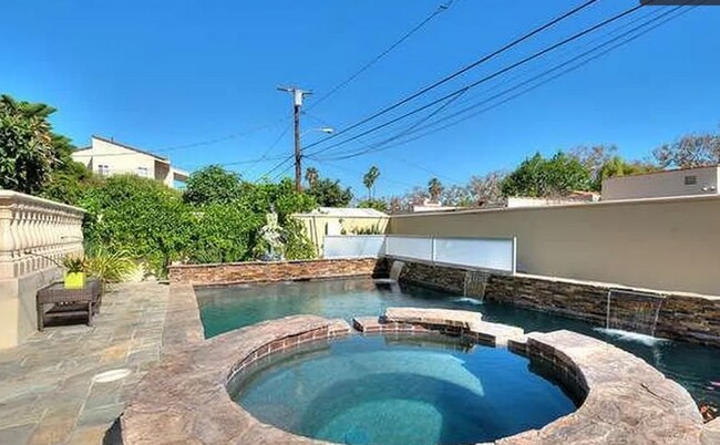 Foto del edificio - 332 S Almont Dr