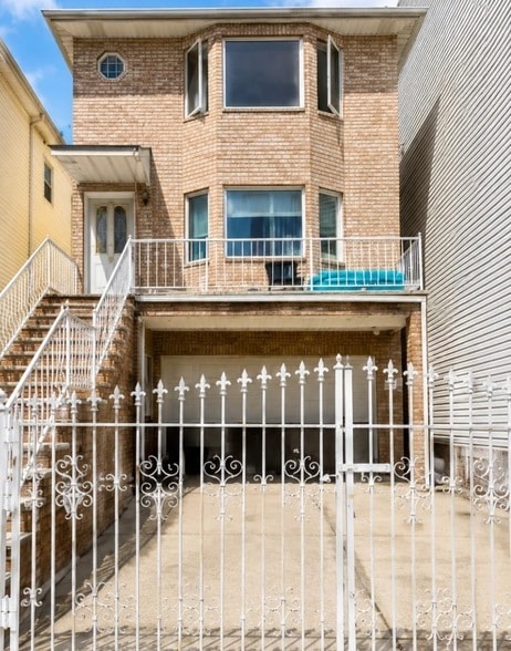Building Photo - 72 Zabriskie St