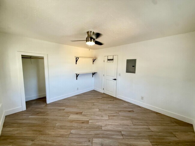 Building Photo - Spacious and Remodeled 2 bed 1 bath with parking!!!