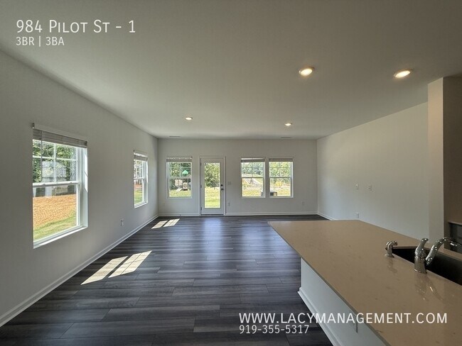 Foto del edificio - 984 Pilot St