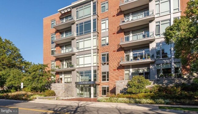 Foto del edificio - 601 N Fairfax St