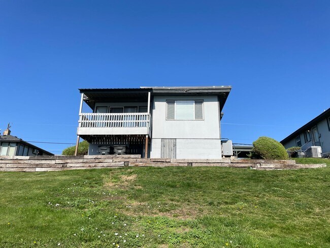 Building Photo - Affordable Lakefront Living!!