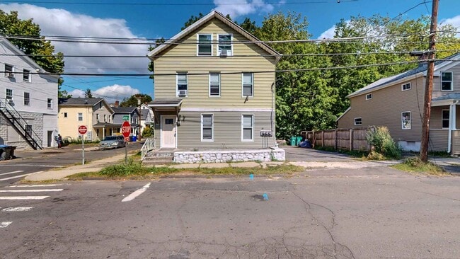 Building Photo - Newly Renovated 2 Bedroom Apartment - Heat...
