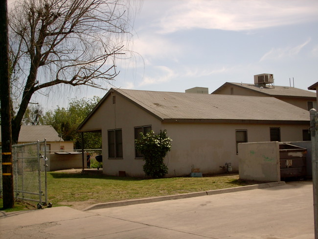 Building Photo - Oak Village